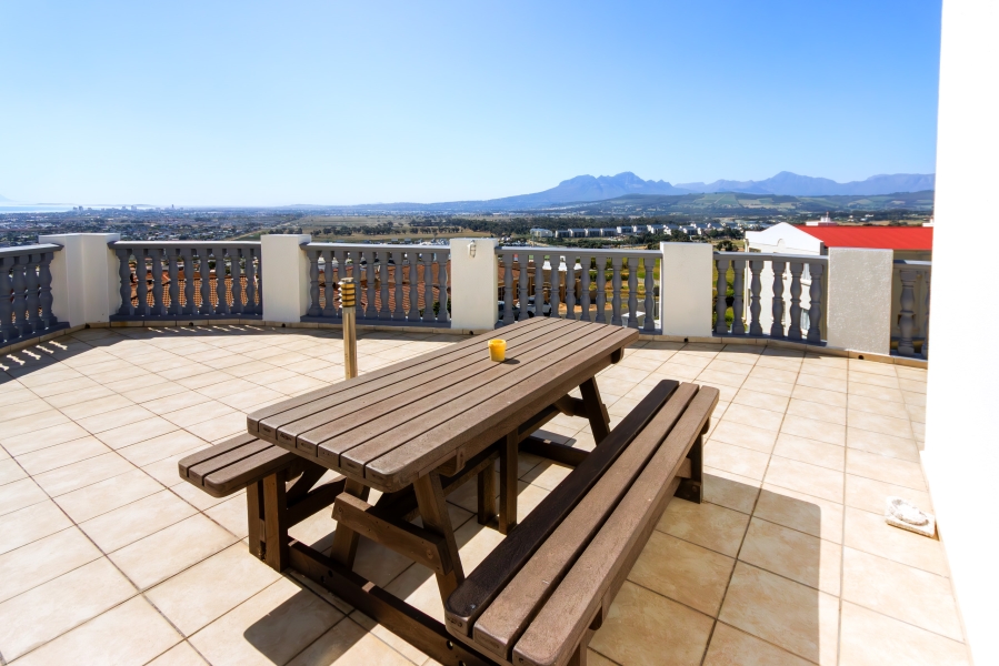 5 Bedroom Property for Sale in Mountainside Western Cape